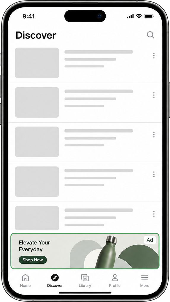 Banner 横幅广告示例:一部竖屏手机,屏幕上是一个内容列表 App,底部有一条细长的横幅广告条,用绿色圆角边框高亮、右上角带 Ad 标记